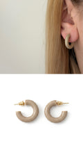 CW1VPEARNG002-beige-enamel-thick-c-hoop-earrings-catwalkjewellery wholesale jewelry VIP 14K EARRINGS  Catwalk Jewellery Europe