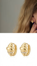 CW1VPEARNG0030-gold-ribbed-seashell-huggie-hoop-earrings-catwalkjewellery wholesale jewelry VIP 14K EARRINGS  Catwalk Jewellery Europe