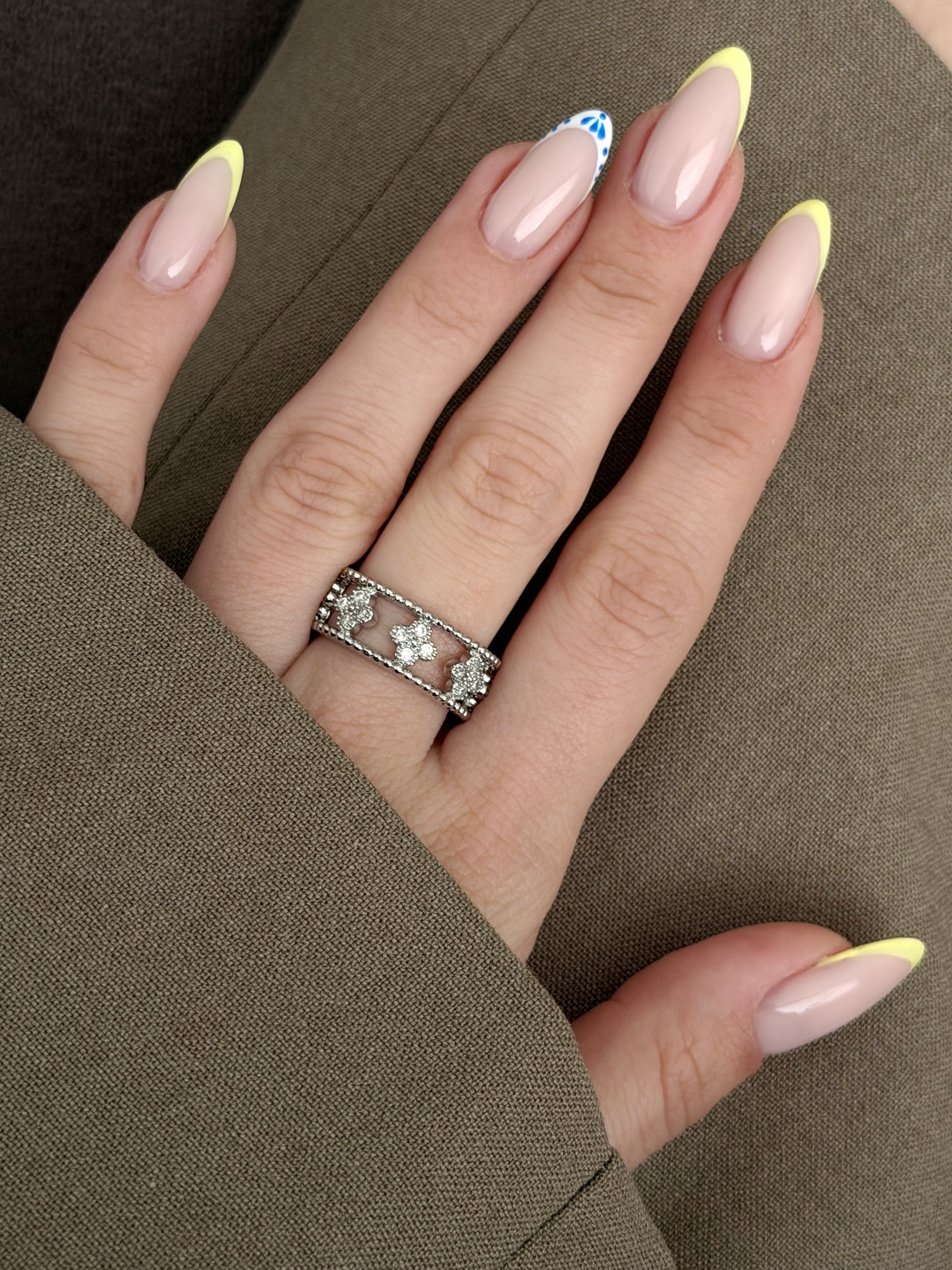 CW1RING0089-silver-cz-pave-clover-motif-cutout-band-ring-catwalkjewellery wholesale jewelry RINGS Catwalk Jewellery Europe
