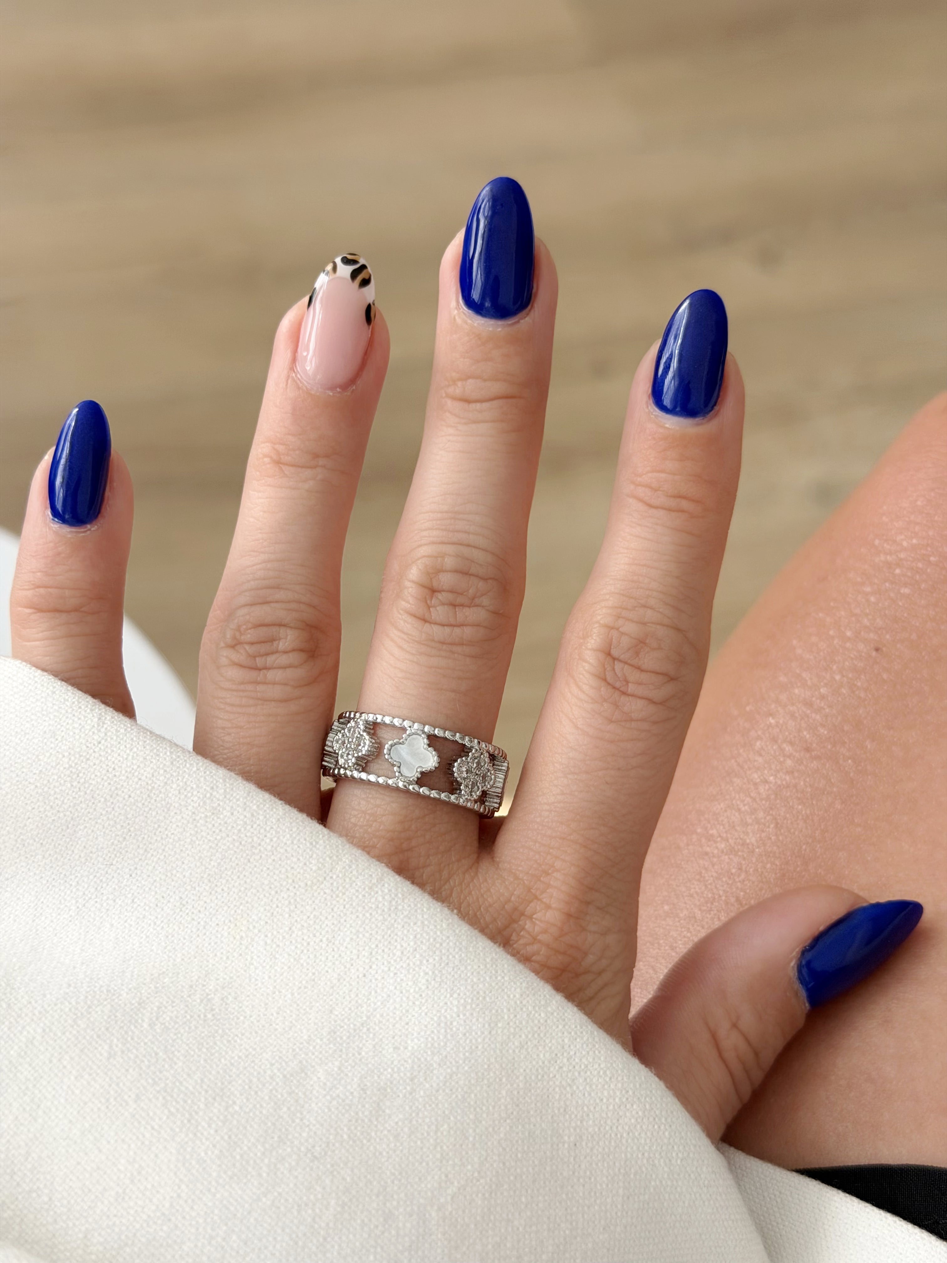 CW1RING00153-silver-mother-of-pearl-and-cz-pave-clover-motif-cutout-band-ring-catwalkjewellery wholesale jewelry RINGS Catwalk Jewellery Europe