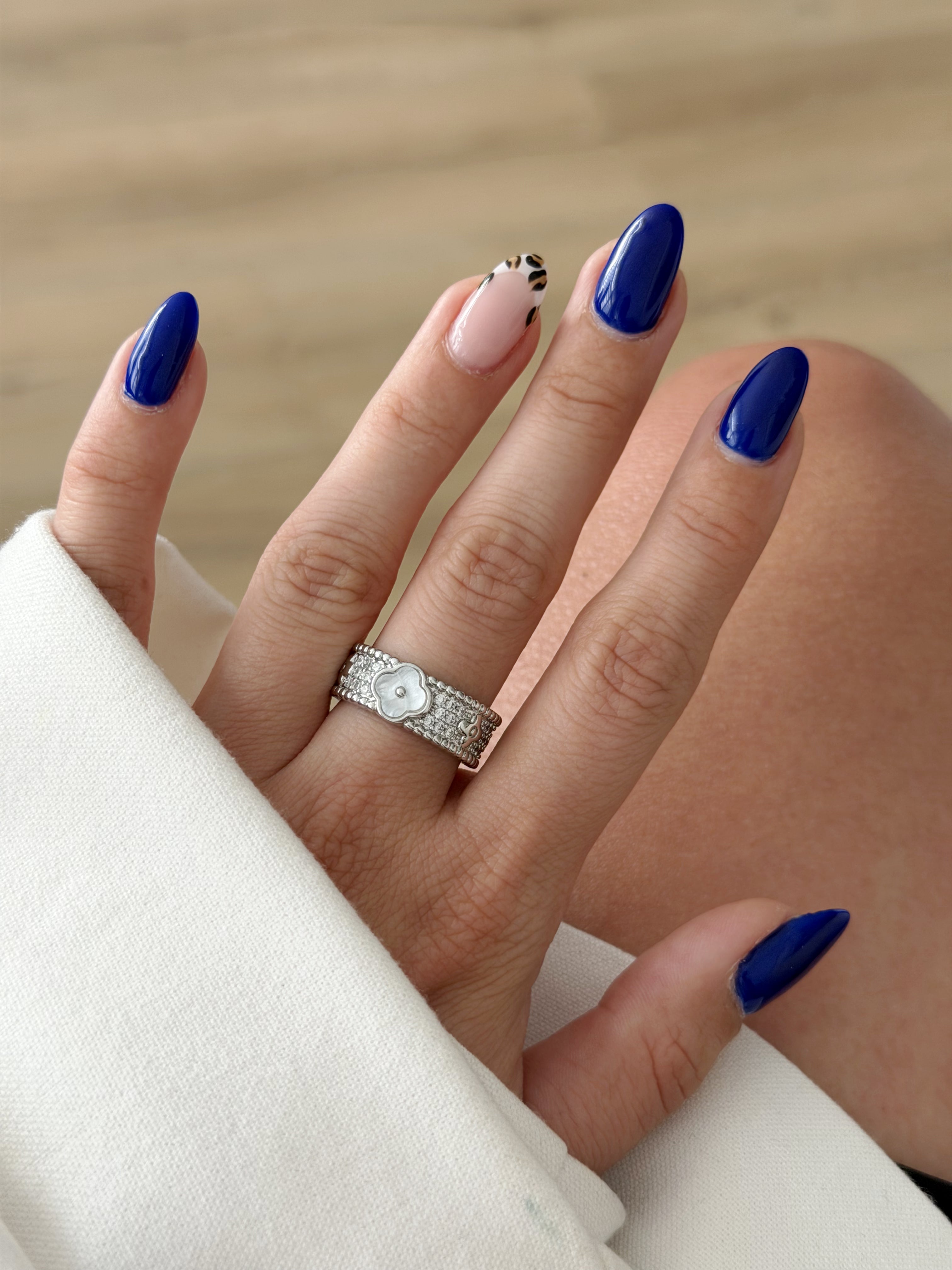 CW1RING00156-silver-mother-of-pearl-clover-motif-wide-band-ring-catwalkjewellery wholesale jewelry RINGS Catwalk Jewellery Europe