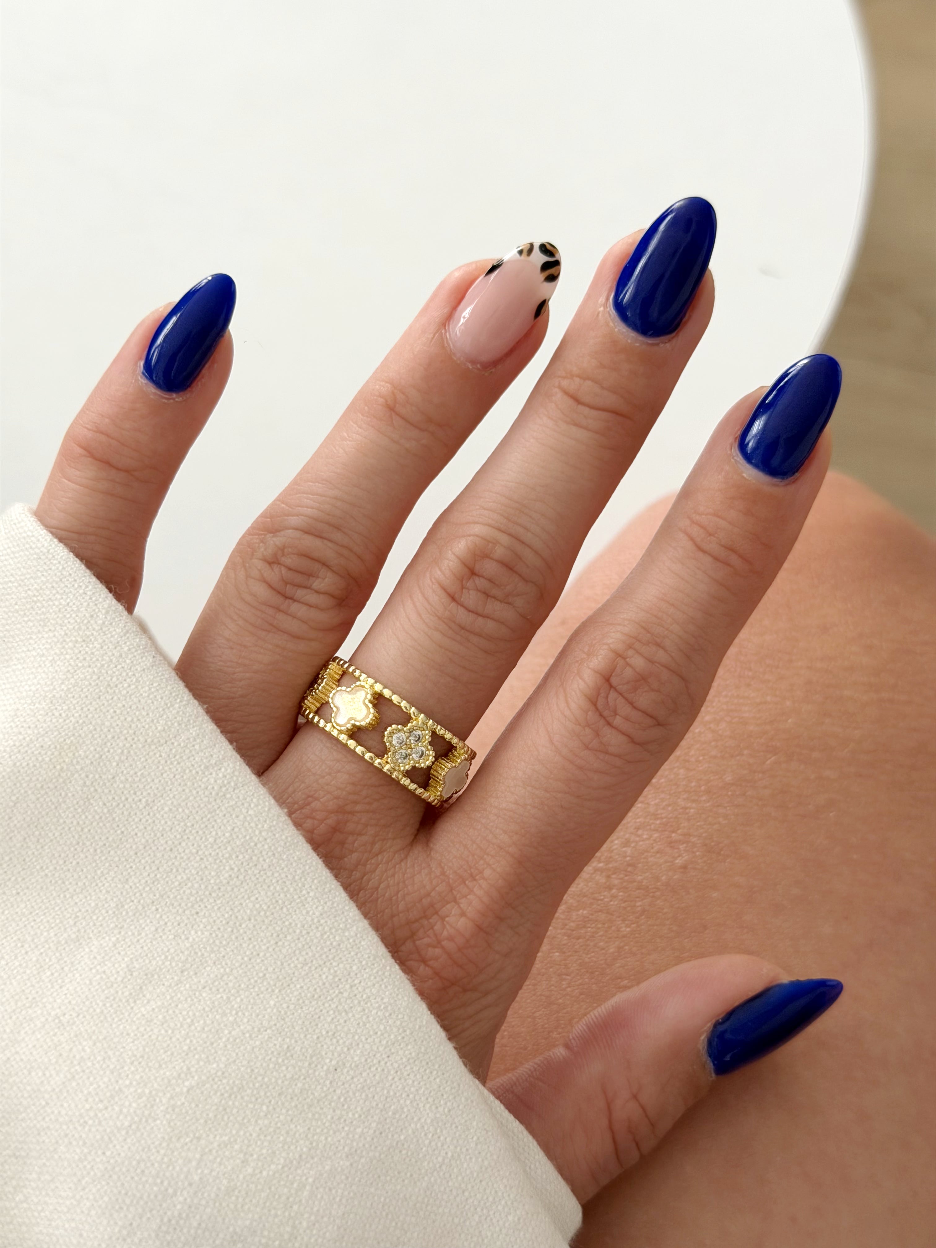 CW1RING00169-gold-mother-of-pearl-and-cz-pave-clover-motif-cutout-band-ring-catwalkjewellery wholesale jewelry RINGS Catwalk Jewellery Europe