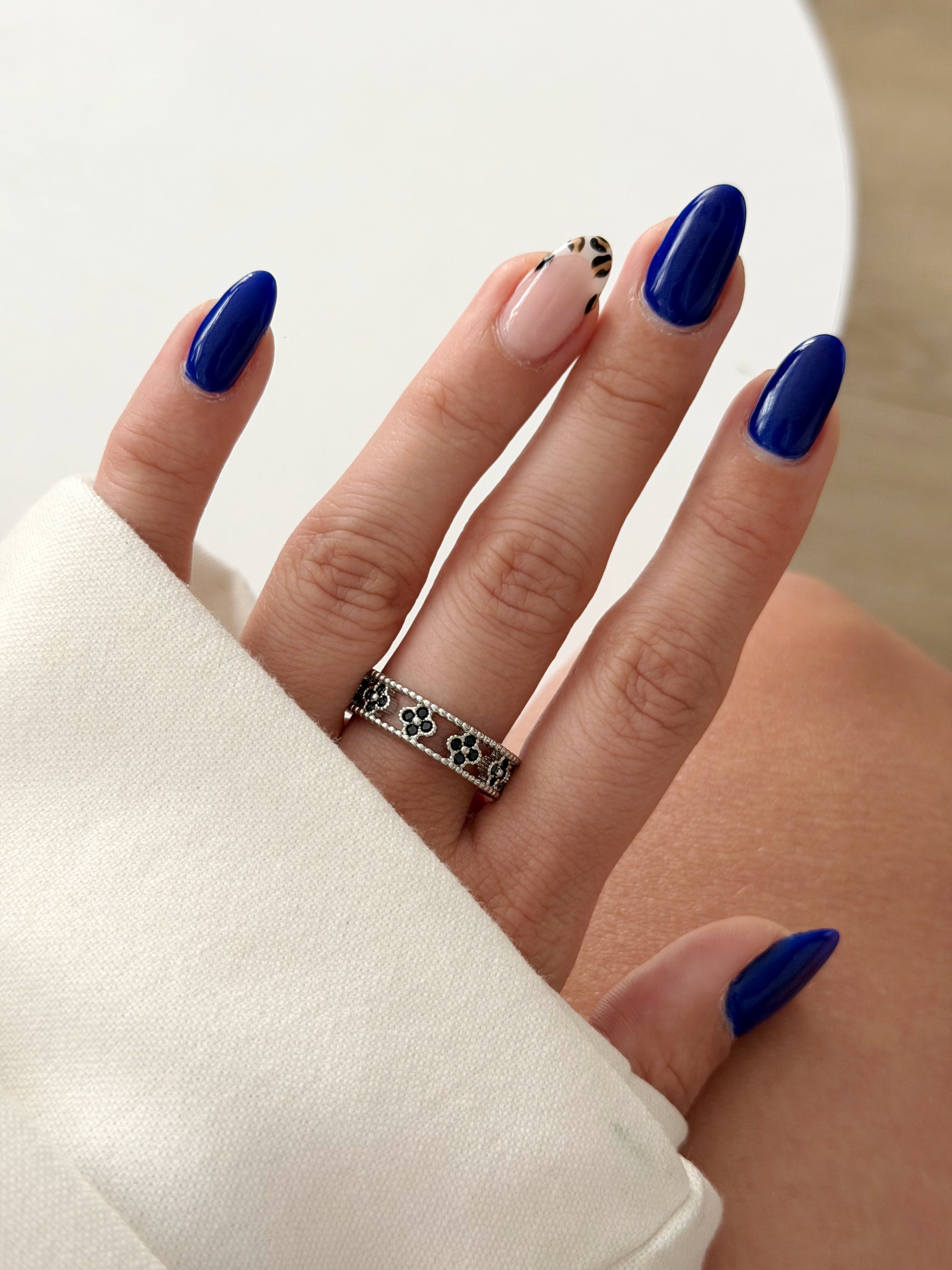 CW1RING00172-silver-black-cz-clover-motif-cutout-band-ring-catwalkjewellery wholesale jewelry RINGS Catwalk Jewellery Europe